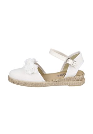 Sandalia espadril de lona blanca con correa en el tobillo, hebilla plateada, suela trenzada de yute y flor de tela blanca decorativa en el dedo del pie.