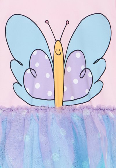 Papillon cartoon souriant avec des ailes à pois bleus et violets sur un fond rose, au-dessus d'un tissu tulle violet et bleu.