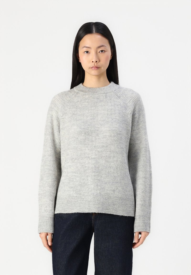 Grauer Strickpullover mit strukturiertem Muster, rundem Hals und gerippten Bündchen. Bietet einen lässigen Schnitt und einen geraden Saum.