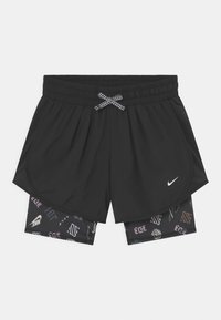 Mustat urheilushortsit, joissa on joustava vyötärö ja nyöri; mukana kerroksellinen muotoilu, jossa on kuviollinen sisäshortsi ja Nike-logo.