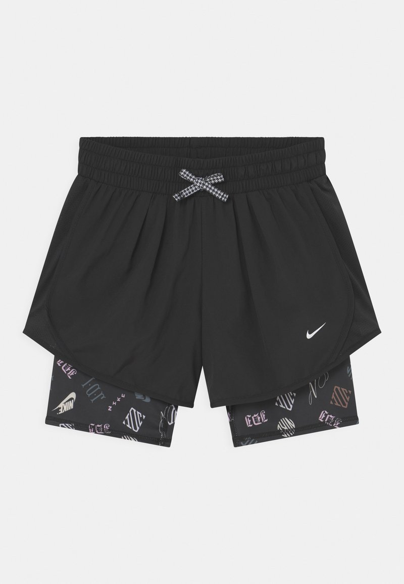 Mustat urheilushortsit, joissa on joustava vyötärö ja nyöri; mukana kerroksellinen muotoilu, jossa on kuviollinen sisäshortsi ja Nike-logo.