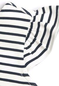 Maglietta a maniche corte a righe con righe alternate bianche e blu navy, con dettagli arricciati lungo le maniche e un tessuto morbido e texture.