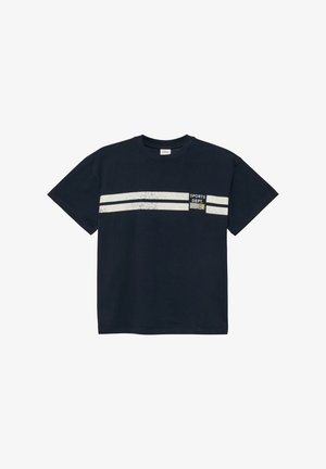 Granatowy T-shirt z krótkim rękawem z dwoma białymi poziomymi paskami oraz logo "Sports Dept" z piłką tenisową na piersi.