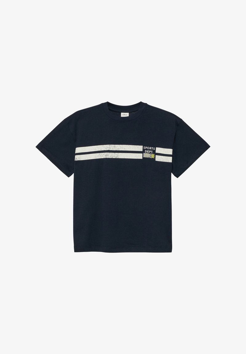 T-shirt bleu marine à manches courtes avec deux bandes horizontales blanches et un logo "Sports Dept" avec une balle de tennis sur la poitrine.