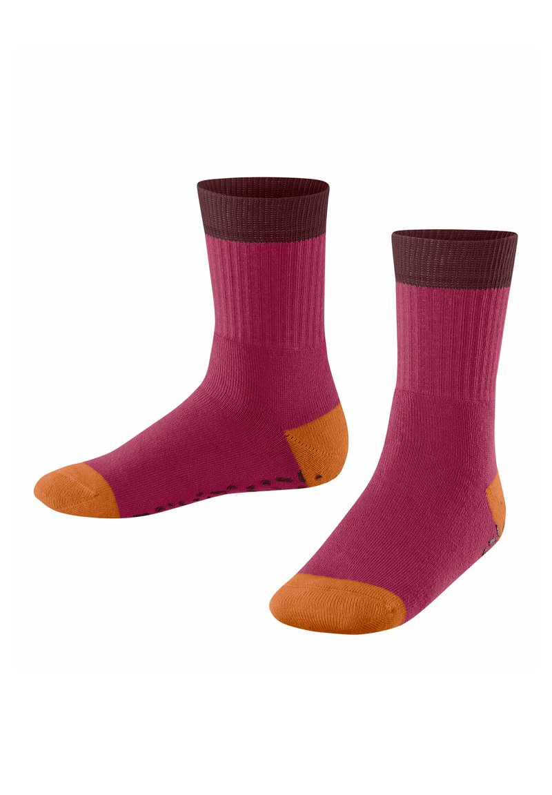 Para skarpetek sięgających do połowy łydki w kolorze różowym z ciemnobrązowymi ściągaczami oraz pomarańczowymi noskami i piętami, pokazanych obok siebie na białym tle.