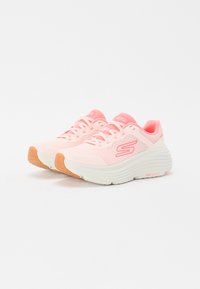 Scarpe sportive rosa con tomaia in rete, suola spessa in gomma bianca e suola esterna in gomma. Presentano lacci e un marchio sul lato e sulla linguetta.