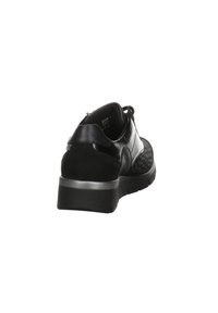Scarpe nere con una tomaia in pelle liscia, dettagli testurizzati e una suola spessa. Presentano un design elegante con punta arrotondata e senza lacci visibili.