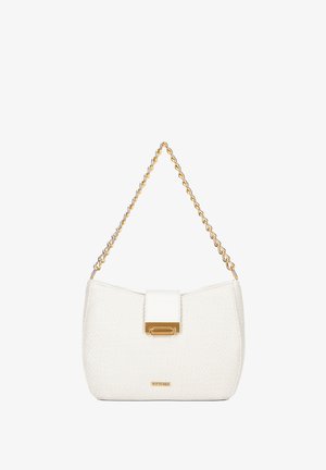Weiße, strukturierte Handtasche mit geschwungener Form, goldfarbener Kettenriemen und einem vorderen Magnetverschluss. Mit einem dezenten Markenlogo am Boden.