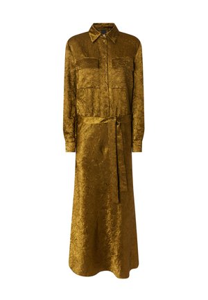 Vestido camisero de manga larga en tejido dorado, con una superficie texturizada, dos bolsillos en el pecho y un cinturón de tela a juego.