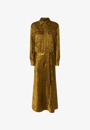 Vestido camisero de manga larga en tejido dorado, con una superficie texturizada, dos bolsillos en el pecho y un cinturón de tela a juego.