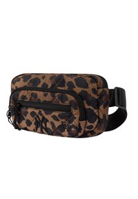 Borsa in tessuto trapuntato marrone con stampa leopardata nera, dotata di tasca frontale con zip e tracolla regolabile. Logo ricamato sul davanti.
