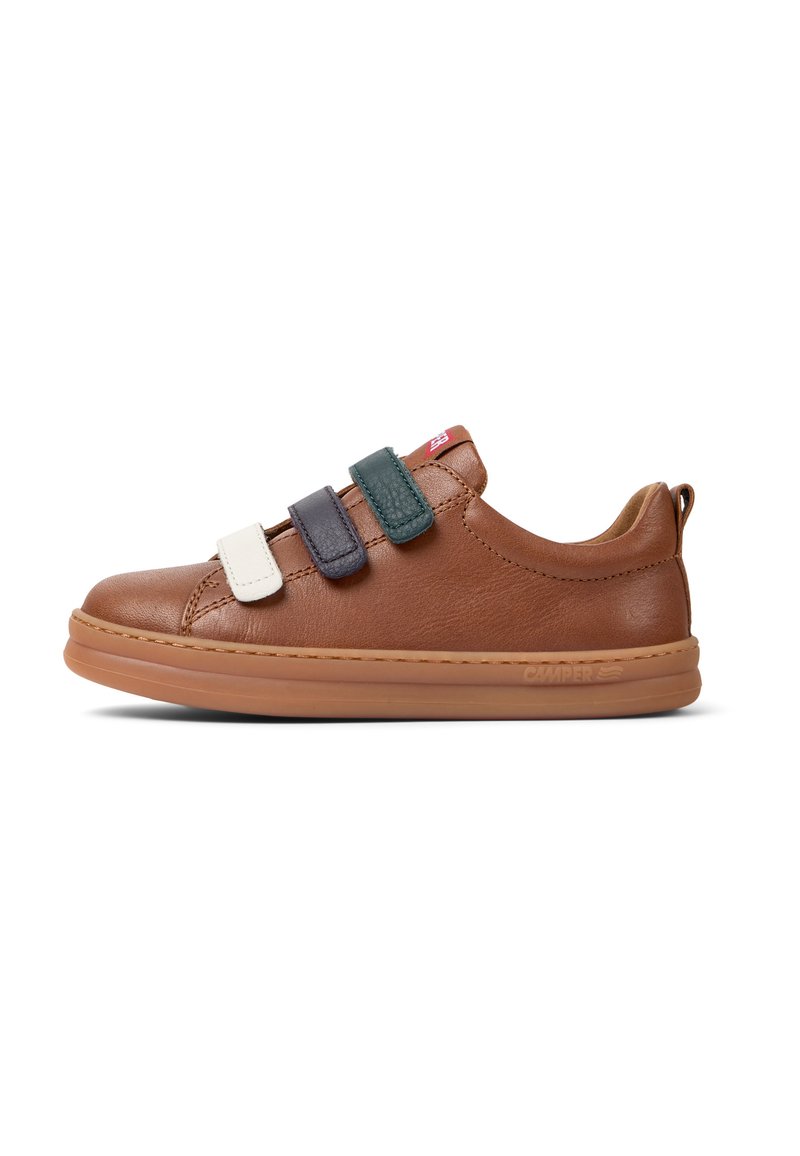 Braune Leder-Sneaker mit niedrigem Profil, ausgestattet mit drei farbigen Klettverschlussriemen (grün, marineblau, weiß) und einer Gummisohle.