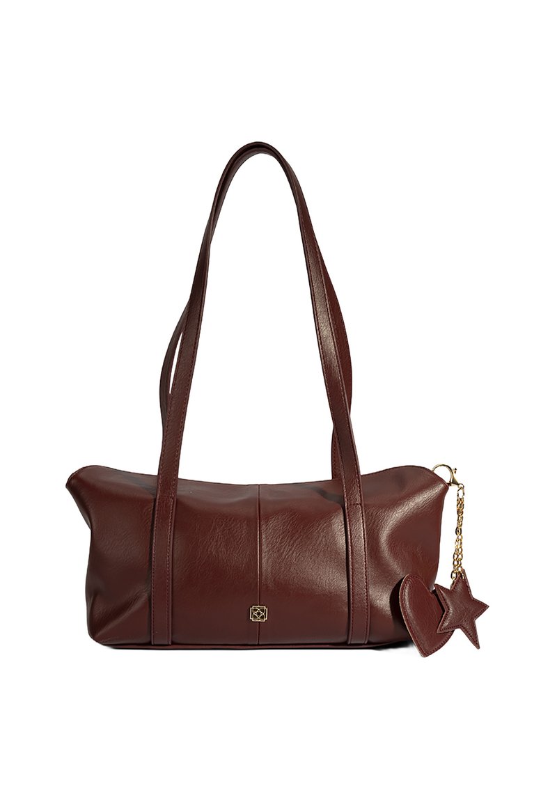 Burgunderfarbene Leder-Handtasche mit zwei langen Tragegriffen, einer glatten Textur, goldenen Hardware-Details und angehängten Herz- und Stern-Anhänger. 