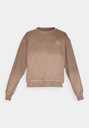 Brun sweatshirt i mjukt tyg, med rund halsringning, ribbade ärmslut och en broderad logga på bröstet i en ljusare nyans.