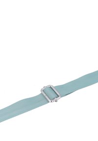 Cintura di stoffa azzurro chiaro con una fibbia rettangolare in metallo. La cintura ha una superficie liscia e un design semplice e piatto, privo di motivi.