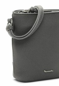 Borsa a tracolla grigia in ecopelle con superficie testurizzata, hardware argento e tracolla removibile. Forma rettangolare compatta.