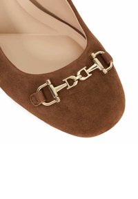 Bruine suède ballerina's met een ronde neus, voorzien van een gouden hardware accent en een decoratieve gesp aan de voorkant.