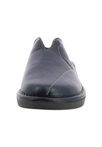 Scarpe in pelle nera con una texture liscia, caratterizzate da un design a profilo basso e cuciture bianche a contrasto lungo le cuciture. Punta arrotondata.