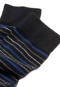 Calcetines negros con puño y rayas horizontales en azul, gris y blanco en la parte del pie, dispuestos sobre un fondo blanco.