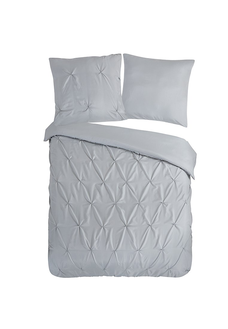 Housse de couette gris clair et deux oreillers assortis, l'un avec des détails capitonnés et l'autre lisse, disposés sur un fond blanc.