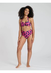 Färggätt bikini-set med blomtryck som har en halternecktop med knutdetalj och hög midja. Färgerna inkluderar mörkblå, rosa och röd.