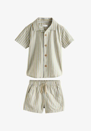 Világos csíkos ing és rövidnadrág szett, puha anyagból, rövid ujjakkal, gombos elől, rugalmas derékpánttal és húzózsinórral. Színek: halványsárga és krém.