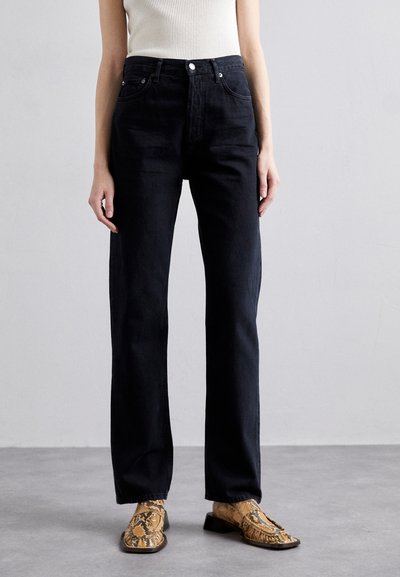 Schwarze Straight-Leg-Jeans aus Denim mit hoher Taille, klassischem Fünf-Taschen-Design und dezent verblasster Textur.