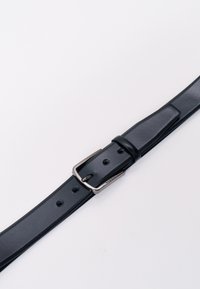 Schwarzer Ledergürtel mit glatter Oberfläche, ausgestattet mit einer silbernen Metallschnalle und mehreren Verstelllöchern. Einfaches Design ohne Muster.