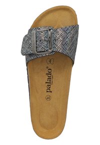 Instapsandalen met een gestructureerde grijze en zwarte bovenkant, een zilveren gesp, en een zachte bruine suede voetbed. Merknnaam 'Palado' gedrukt aan de binnenkant.