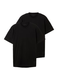 To svarte t-skjorter laget av bomull. Korte ermer, rund hals, løs passform. Enkelt design med en logo nær nederst til venstre på kanten.