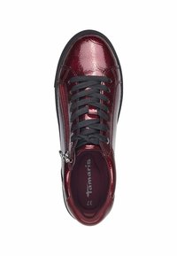 Sneaker sintetica bordeaux lucida con lacci neri e zip laterale; collare imbottito e soletta ammortizzata; logo sulla soletta interna.