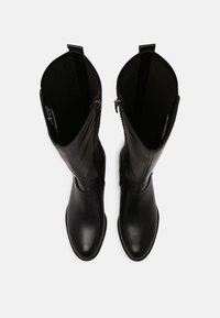 Botas de piel negra hasta la rodilla con textura suave, cremalleras laterales y un diseño ajustado. El interior cuenta con un forro de malla para mayor comodidad y transpirabilidad.