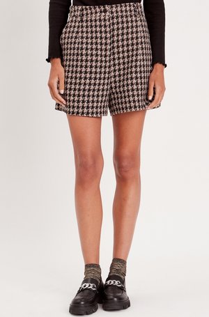 Shorts en motif pied-de-poule noir et beige avec une coupe structurée, dotés de passants de ceinture, de poches latérales et d'une fermeture éclair.