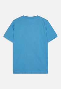 Blaues kurzärmliges T-Shirt aus weicher Baumwolle. Mit Rundhalsausschnitt und schlichter Textur, ohne Grafiken oder Verzierungen.