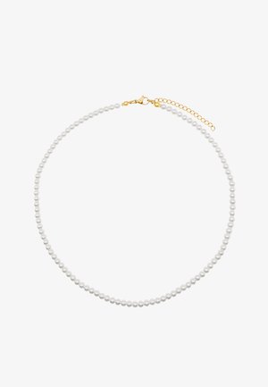 Le collier en perles blanches se compose de perles rondes, maintenues par un fermoir en or, et possède une chaîne ajustable pour varier la longueur.