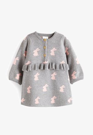 Robe de bébé grise tricotée avec des motifs de lapin rose, trois boutons en bois sur la poitrine et un volant tricoté autour de la taille.