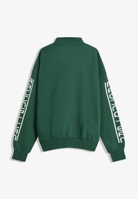 Mørkegrøn langærmet sweatshirt med hvid lodret tekst på ærmerne, ribbede manchetter og kant, samt en kort opretstående krave, vist fra ryggen.