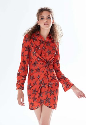LEOPARD STAR PRINT MINI WITH COLLAR AND TWISTED  - Shirt dress - orange