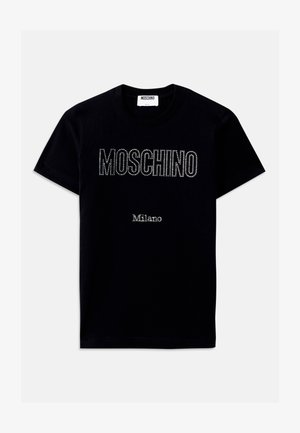 Melna kokvilnas T-krekls ar "MOSCHINO" rhinestone aksesuāriem uz krūtīm un "Milano" mazākos burtos zemāk. Klasiska apaļa kakla dizains.