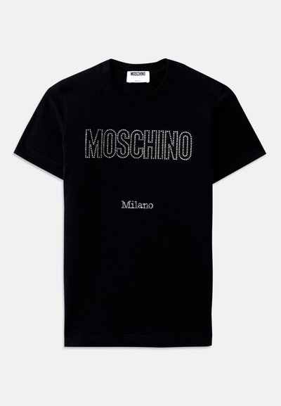 Melna kokvilnas T-krekls ar "MOSCHINO" rhinestone aksesuāriem uz krūtīm un "Milano" mazākos burtos zemāk. Klasiska apaļa kakla dizains.
