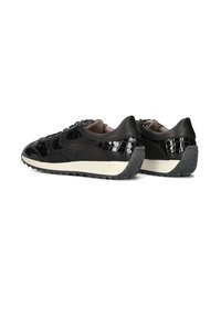 Zwarte sneakers met een glanzend leren bovenwerk met krokodillenpatroon. Dikke grijze rubberen zool met witte accenten. Vetersluiting, gewatteerde kraag.