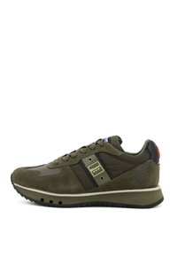 Sneaker verde oliva realizzata in materiali scamosciati e nylon, con chiusura a lacci, colletto imbottito, vistoso logo a patch e suola in gomma testurizzata.