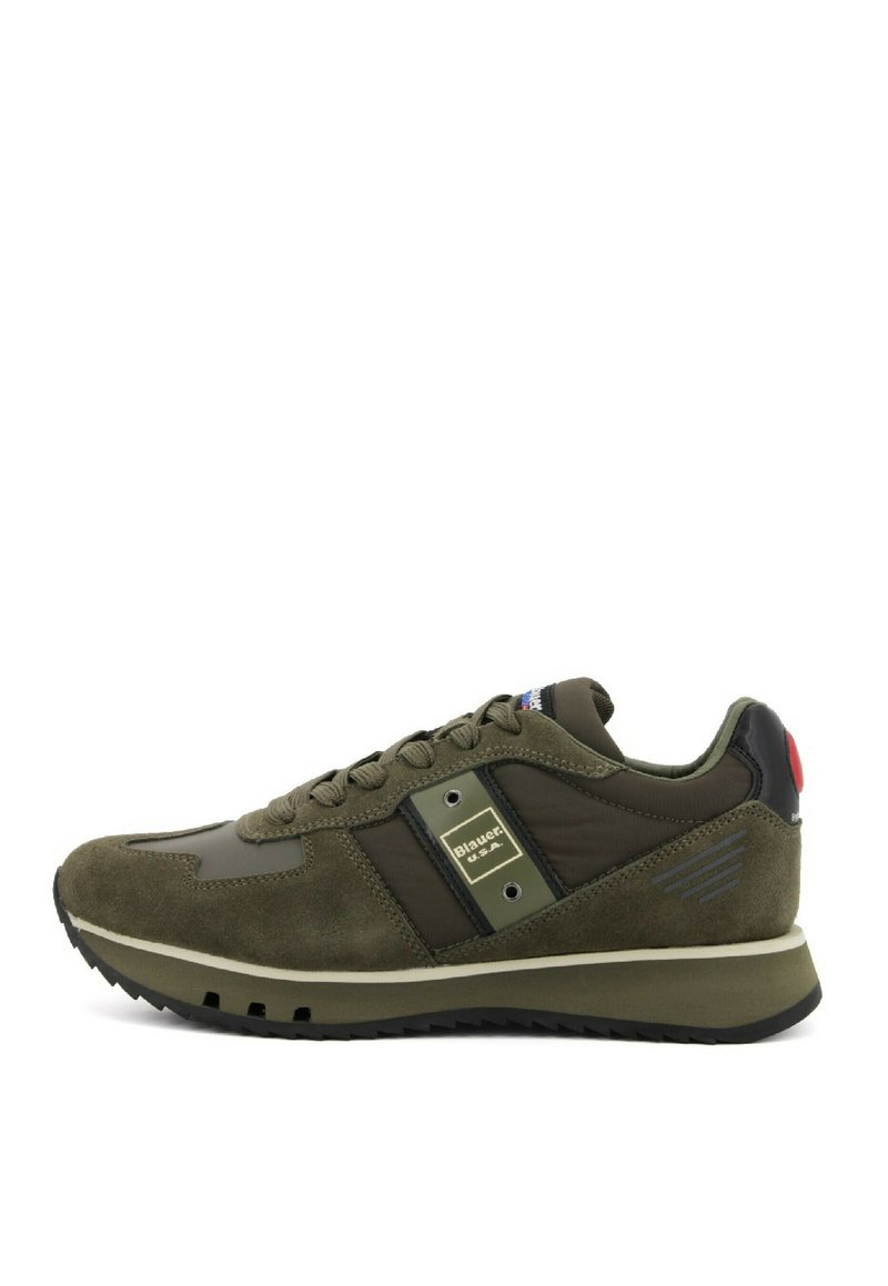 Sneaker verde oliva realizzata in materiali scamosciati e nylon, con chiusura a lacci, colletto imbottito, vistoso logo a patch e suola in gomma testurizzata.