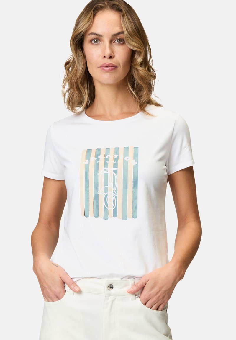 Weißes Baumwoll-T-Shirt mit einem Grafikdruck aus blauen und beigen Streifen, auf dem das Wort "VACATION" und eine Illustration eines Rollers in der Mitte zu sehen sind.