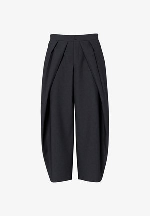 Pantalon noir à jambes larges avec plis devant, taille boutonnée et longueur mi-mollet, présenté sur fond blanc.