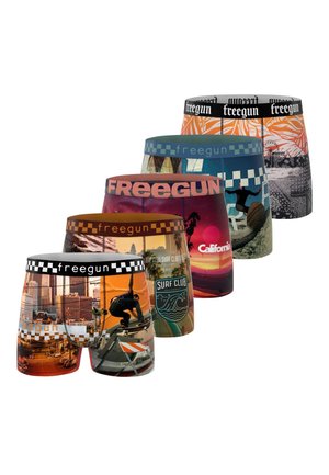 Quatre paires de boxers Freegun avec des motifs urbains et surf colorés, disposées en rangée décalée.
