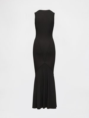 Juoda be rankovių suknelė su prigludusia liemene, išplatėjančia sijona, vertikaliomis siūlėmis ir apvaliu iškirpimu. Pagaminta iš lygaus, tampraus audinio.