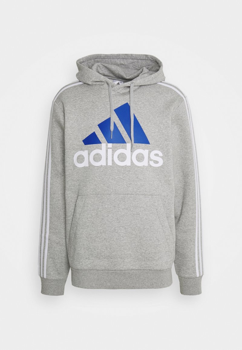 Sweat à capuche gris avec un grand logo Adidas bleu, texte blanc et détails à rayures blanches sur les manches. Comprend une poche frontale et une capuche avec cordon de serrage.