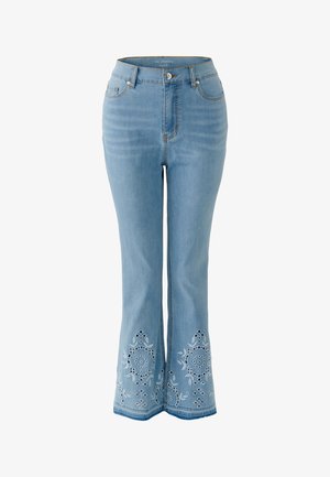 Lichtblauwe cropped flare jeans met voorste knoop, zakken en witte bloemige borduursels op de brede zomen.