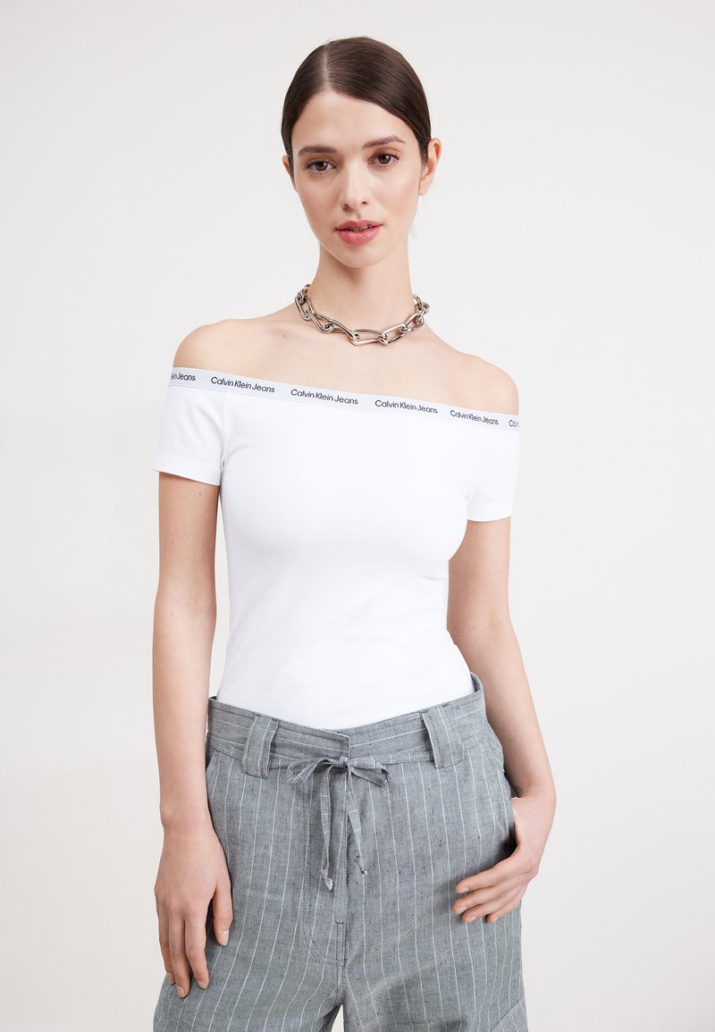 Calvin Klein Jeans LOGO ELASTIC BARDOT TOP - Trükipildiga T-särk - bright white